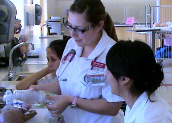 Nurses learning in simulation lab