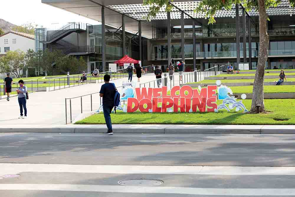 A sign welcomes students in front of Broome library