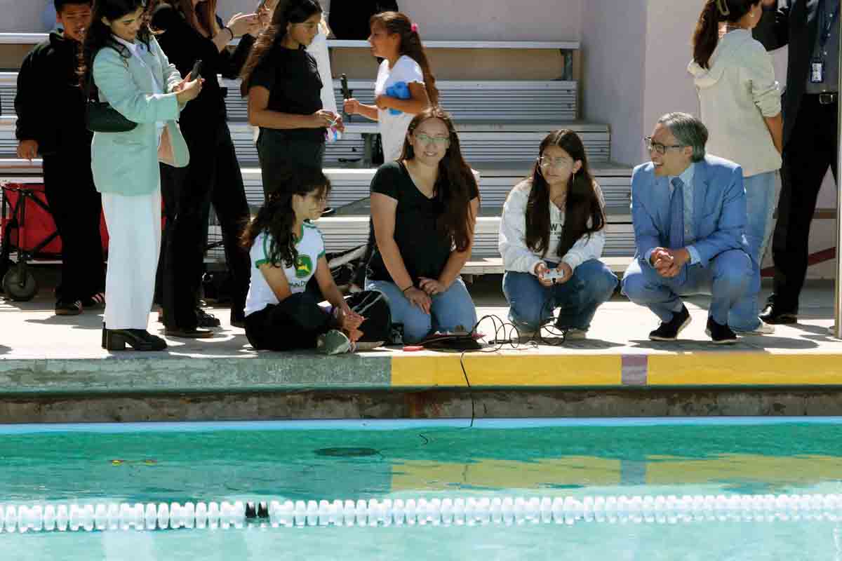 President Richard Yao interacts with Glen City Elementary School students (from left) Lesly Neri, CSUCI Computer Science student Danika Grey, and Emma Duarte, during a demonstration of the SeaPerch program at Santa Paula High School on May 7, 2025.