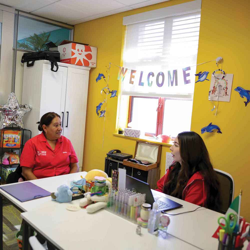 Daisy Navarrete visits with Maria Miranda.