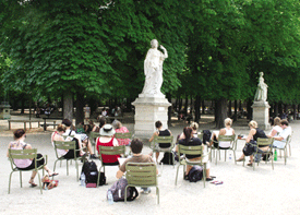 Students sketch a statue in Luxenbourg Gardens