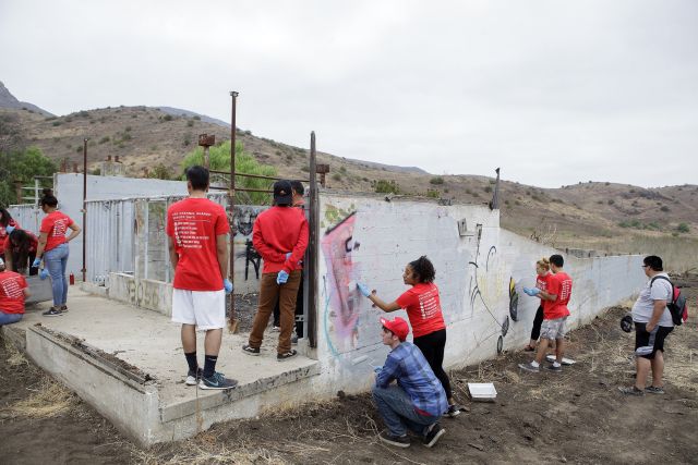 CSUCI students volunteer